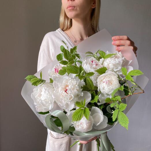 Bouquet of white peonies (7 pieces)