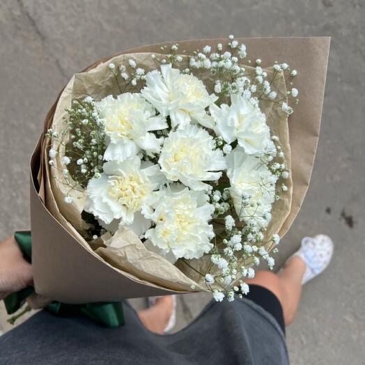 Белые гвоздики с гипсофилой
