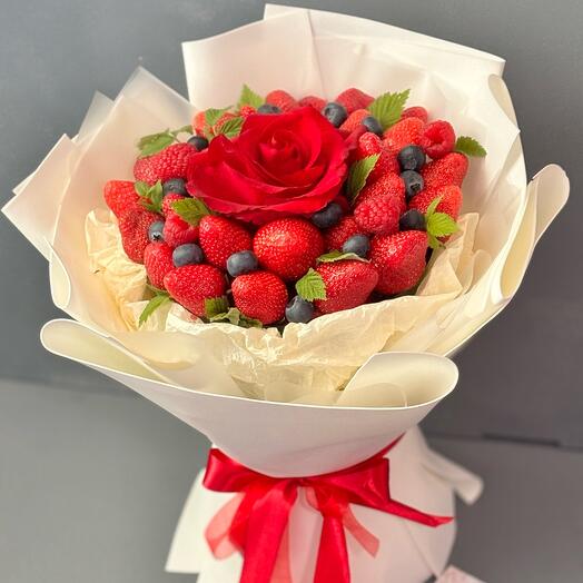 Un ramo de fresas frescas y una mezcla de bayas "Sabor del verano"