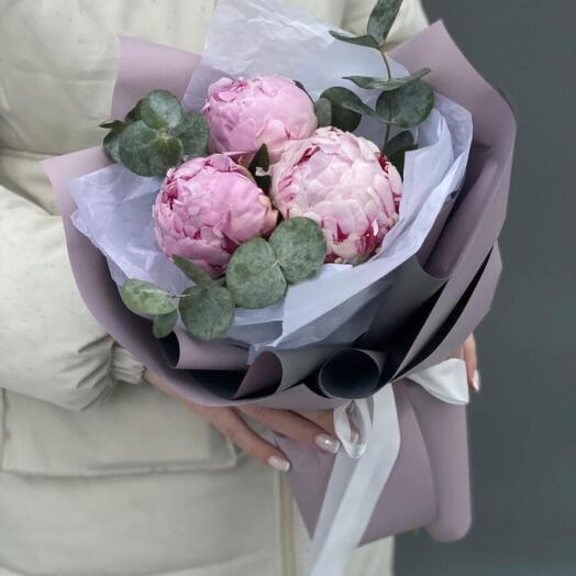 Милый букет комплимент из 3 пионов💕