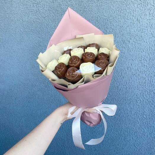 Нежный букет с 15 розами из бельгийского шоколада