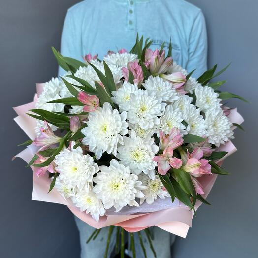 Стойкий большой букет из белой кустовой хризантемы и розовой альстромерии
