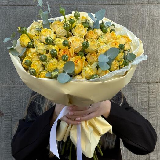 Кустовые пионовидные розы в упаковке