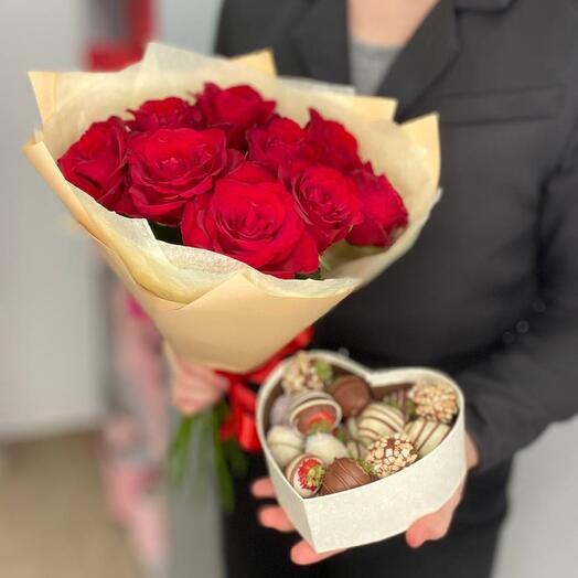 Комбо-набор 13 (9 красных роз и коробочка клубники в шоколаде сердце)