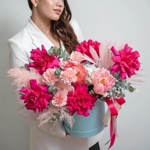 Розовый фламинго с пионами
