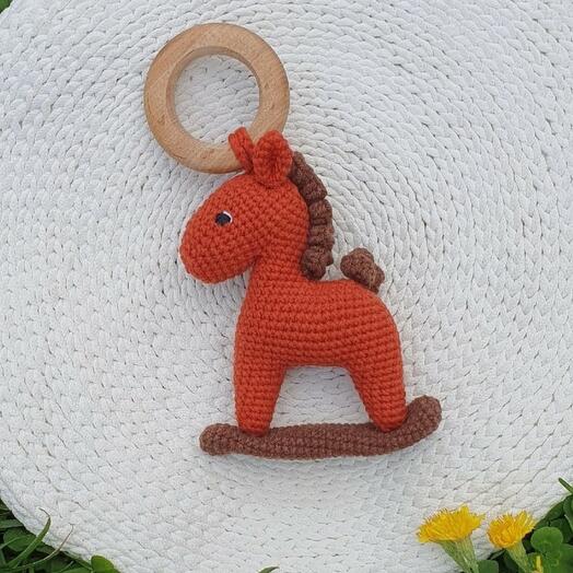 Подвес-погремушка лошадка коралл