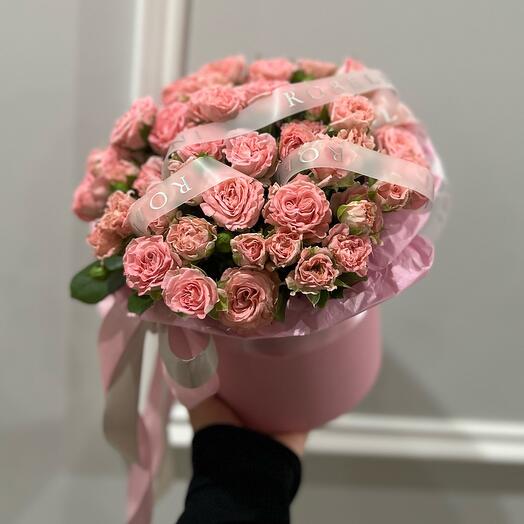 Кустовые розы в коробке 1