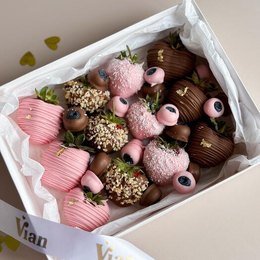 Клубника и голубика в шоколаде в подарок Pink berry | 12-15 ягод