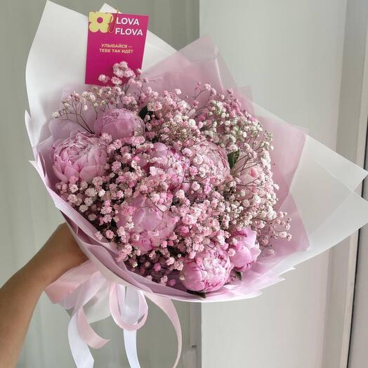 Букет из 9 пионов и гипсофил