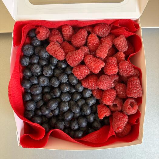 Ягоды в квадратном коробке малина и голубика