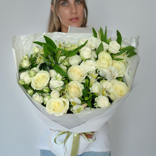 Bouquet with roses and alstroemeria size L