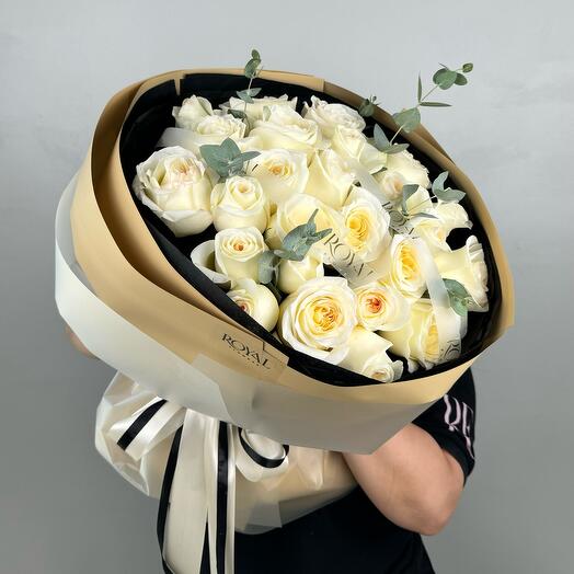 Роскошный букет из 25 роз с добавлением эвкалипта