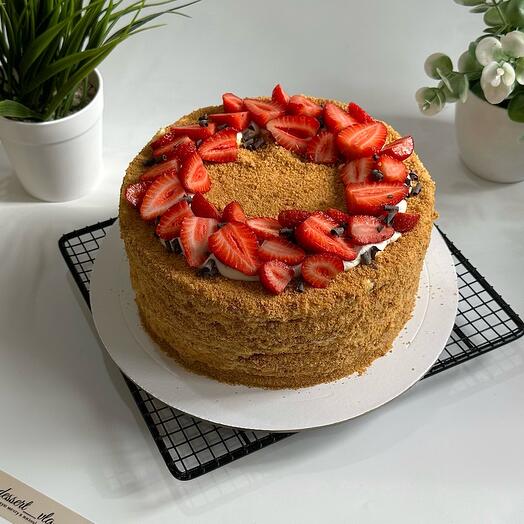 Классический медовик со сметанно-сливочным кремом и ягодным венком