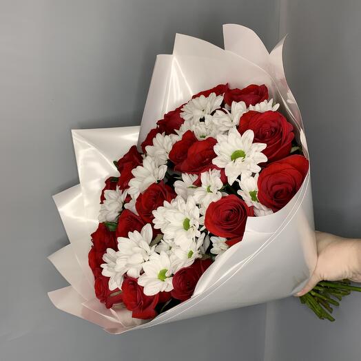 Красные розы и кустовые хризантемы