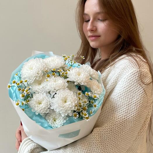Букет из кустовой хризантемы и танацетума/ день семьи