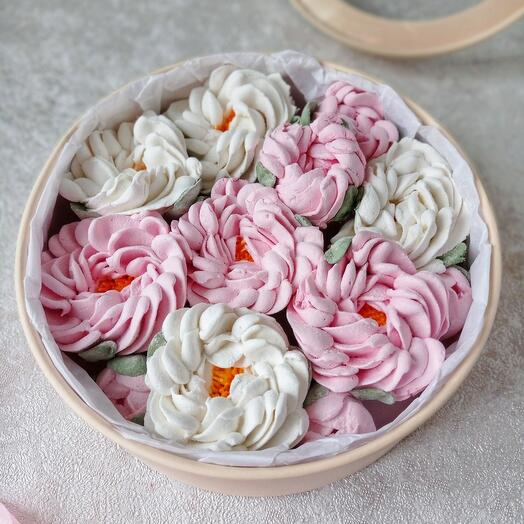 Подарок девушке сладкий букет зефирных пионов