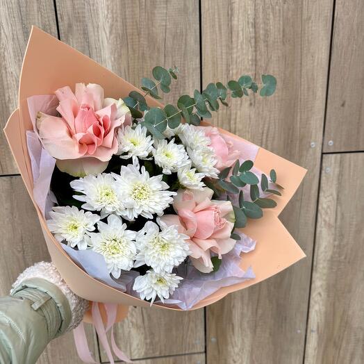 Ramo de rosas francesas Rosadas, crisantemo de arbusto blanco y eucalipto fragante