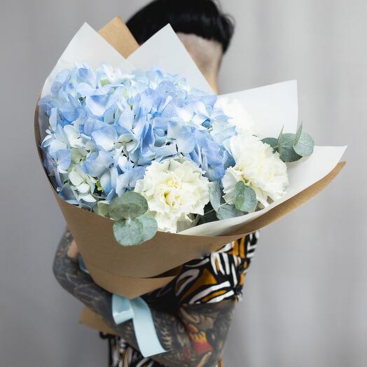 Un ramo de felicitaciones con Hortensias azules y Dianthus blanco