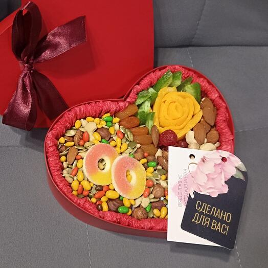 Сердце со сладостями и орехами