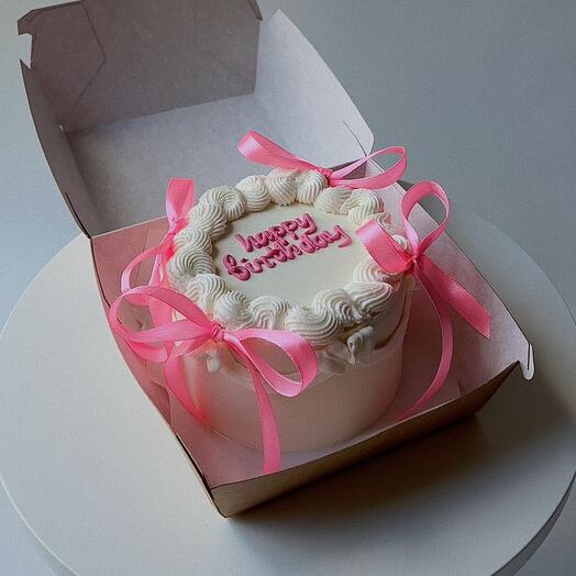 Pastel de Bento con volantes y arcos "feliz cumpleaños"