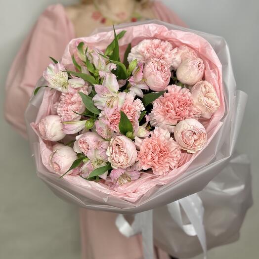 Ramo de flores rosas: rosas de Peonía, clavel, alstroemeria