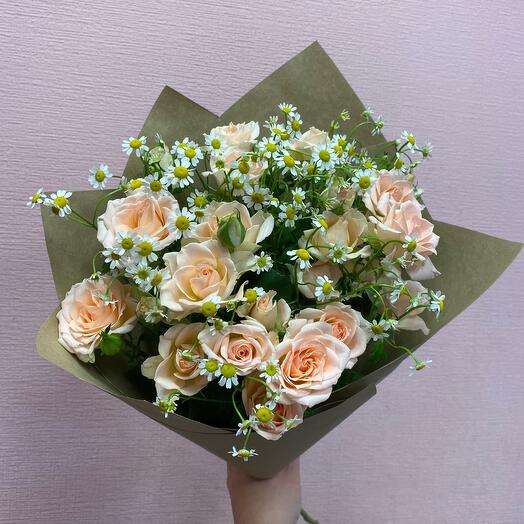 Букет из кустовой розы и матрикарии (кустовой ромашки)