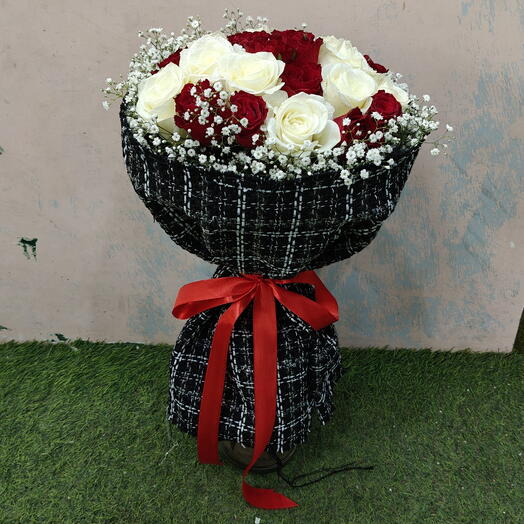 Elegant Red   White Roses Bouquet