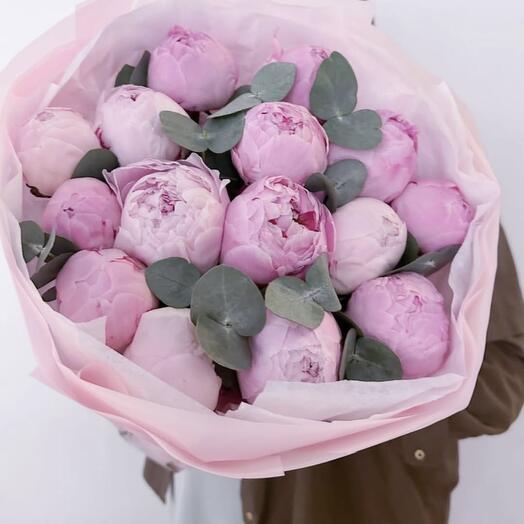 15 пионов розовых с эвкалиптом