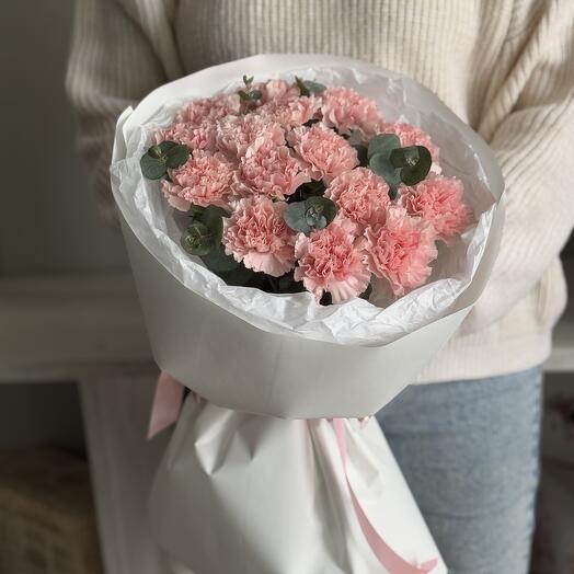 15 розовых диантусов с эвкалиптом