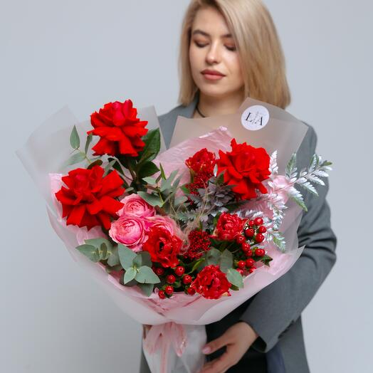 Яркий букет с алыми розами и пионовидными тюльпанами