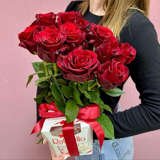 Длинные красные розы с конфетами Рафаэлло