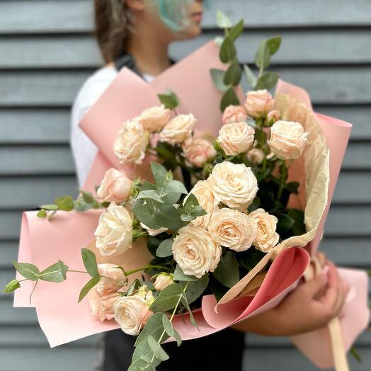 Bouquet of peony-shaped bush roses. N14