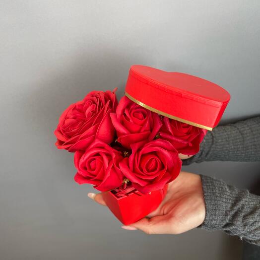 Красные мыльные розы в коробке в форме сердца