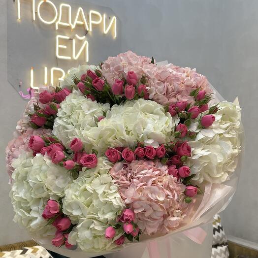 Евро-букет из 11 гортензий и 9 веток кустовых роз в оформлении