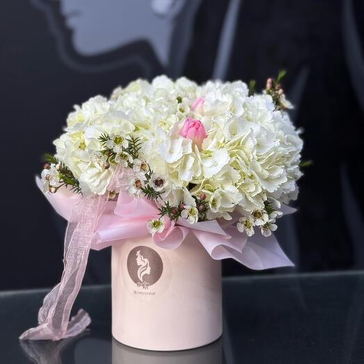 Гортензии в розовой шляпной коробке