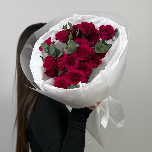 ЯЯркий букет из малиновых кустовых роз с эвкалиптом