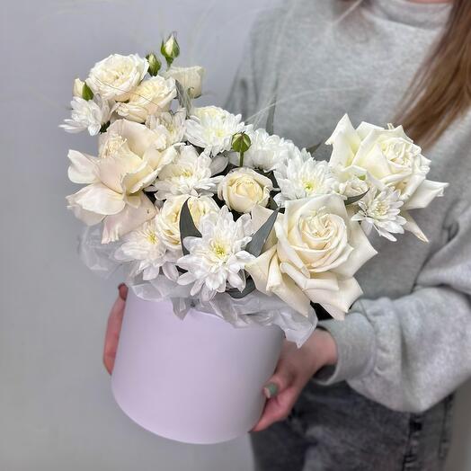 Белоснежная коробка с пушистой хризантемой ,кустовой розой и эквадорскими розами