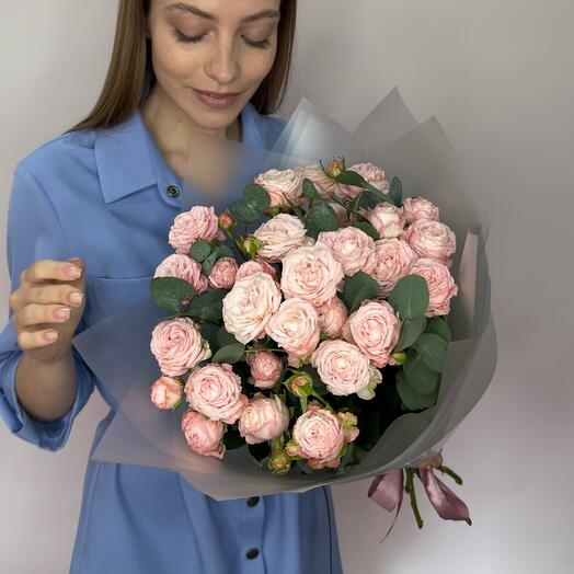 Нежные кустовые розы с эвкалиптом