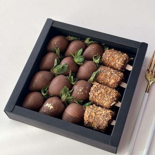 Chocolate-covered strawberries and bananas "Romance"