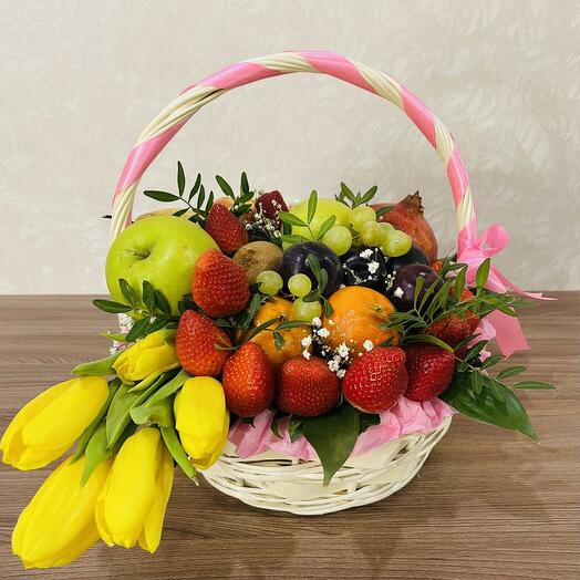 Корзина с фруктами, ягодой и цветами