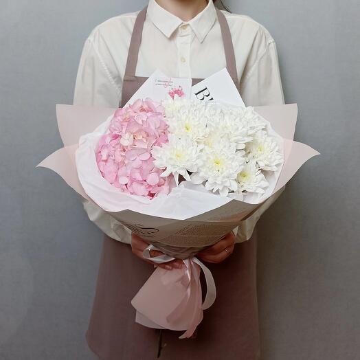 Букет из гортензии и хризантемы