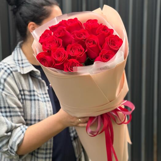 15 высоких алых роз