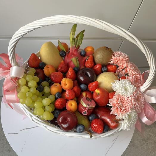 Фруктовая корзина с ягодами и цветами