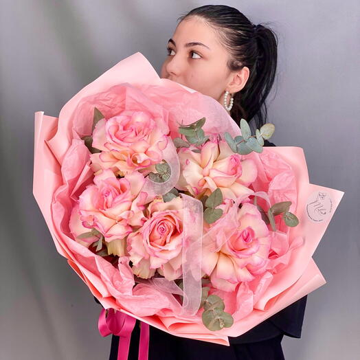 Монобукет из французских ажурных роз с ароматным эвкалиптом.Букет 558 Milin bouquet