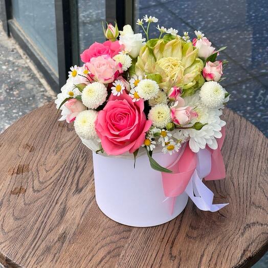 Красивые цветы в коробке роза вегги ромашки