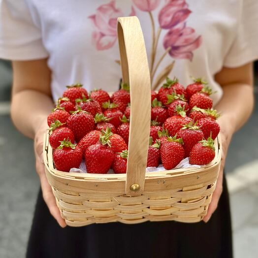 Клубника свежая в корзиночке