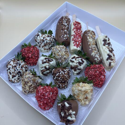 Клубника и бананы большой
