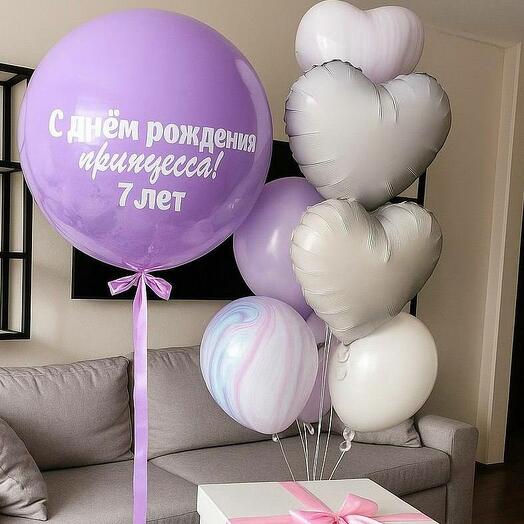 Коробка с шарами и рядом стоящий огромный шар