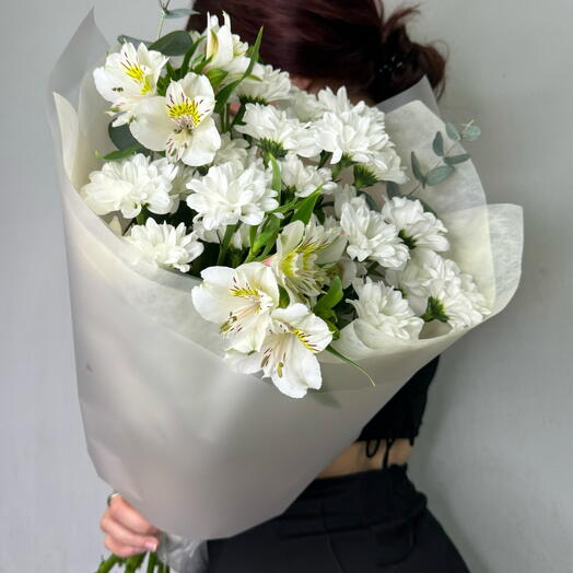 Воздушный букет из кустовых хризантем, альстромерии и эвкалипта