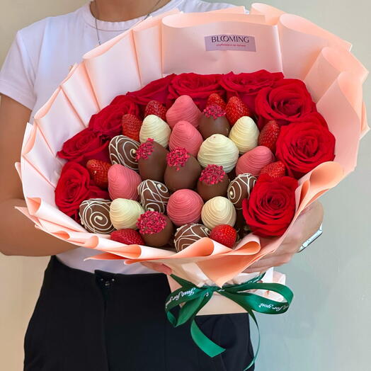 Blooming Love — клубнично-шоколадный букет с розами